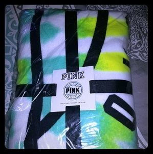 ☆NWT--  VS PINK CIRCULAR BEACH TOWEL!